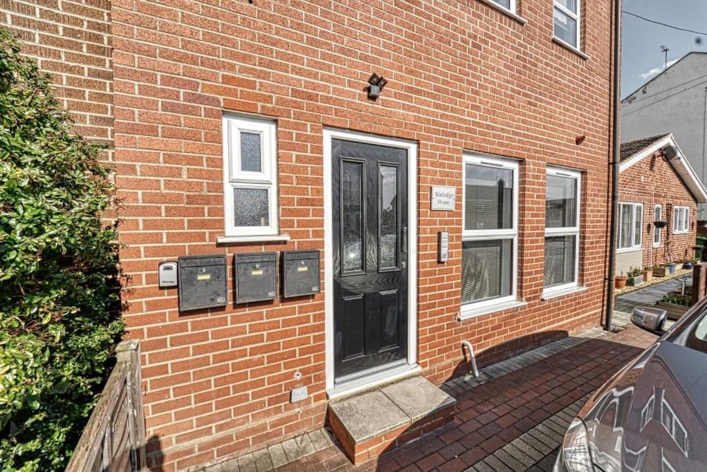 Guest Homes - Watledge House Apartment تِوْكيسبوري المظهر الخارجي الصورة